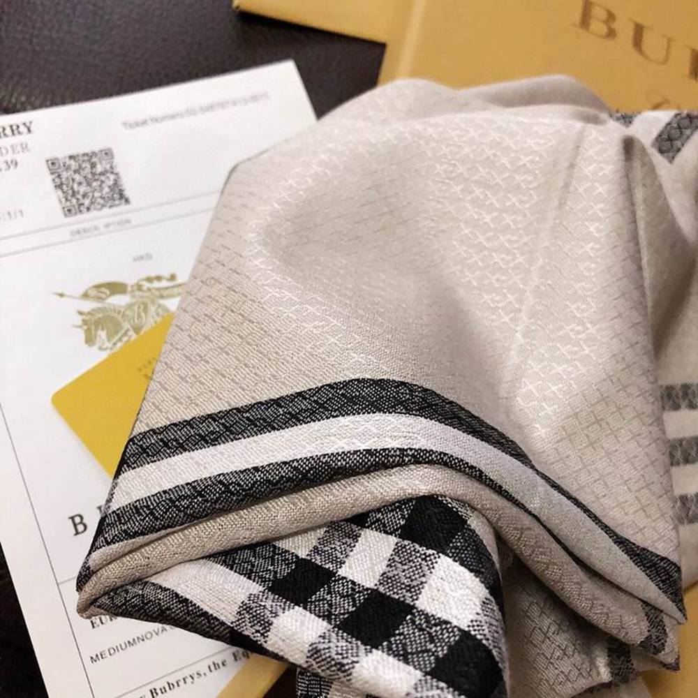 Bv*b*rry Scarf